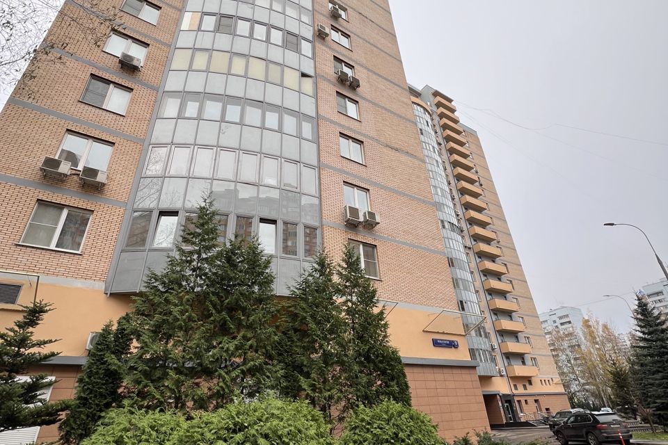 Продаётся 4-комнатная квартира, 141.6 м²