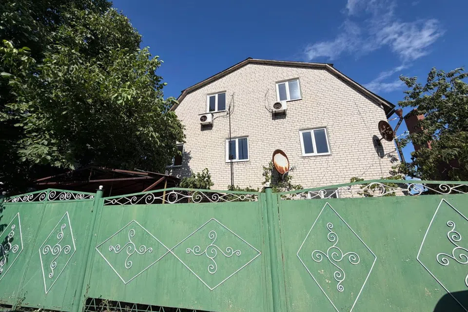 Продаётся 3-этажный дом, 350 м²