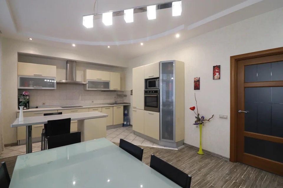 Продаётся 4-комнатная квартира, 140 м²