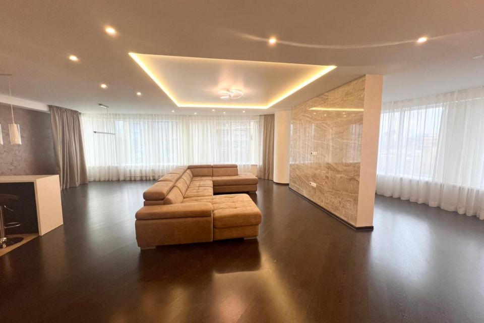Продаётся 3-комнатная квартира, 139 м²