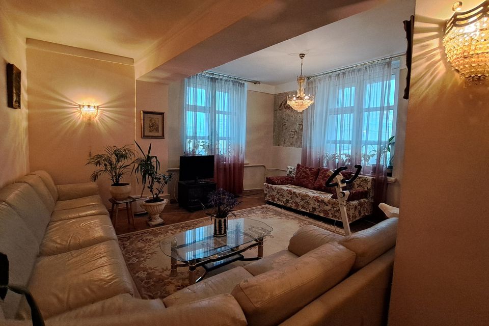 Продаётся 3-комнатная квартира, 137.4 м²