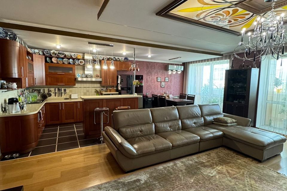 Продаётся 3-комнатная квартира, 140.1 м²