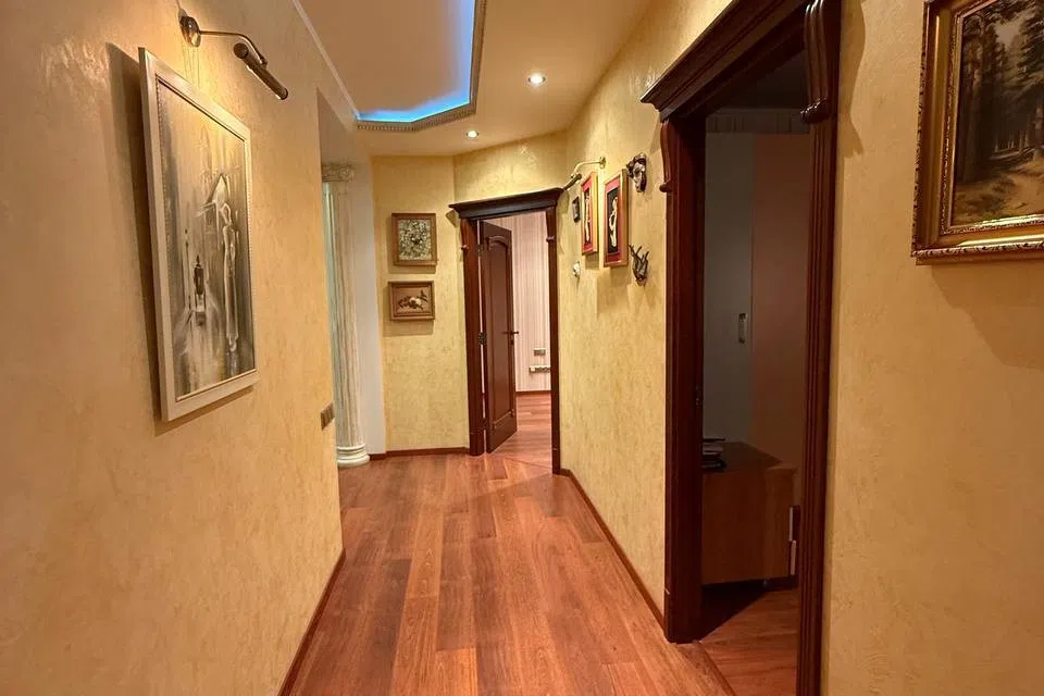 Продаётся 5-комнатная квартира, 200 м²