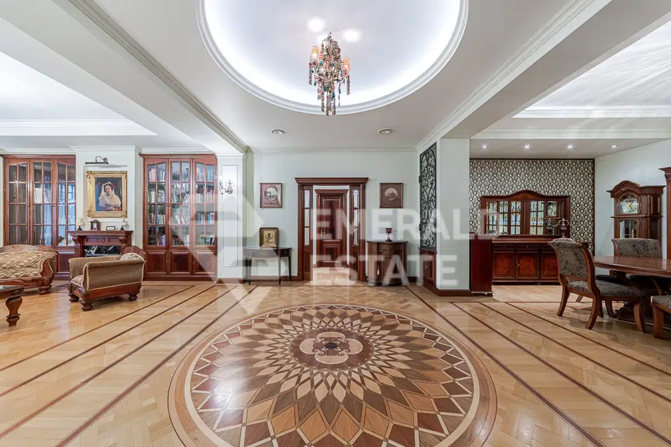 Продаётся 4-комнатная квартира, 199.5 м²