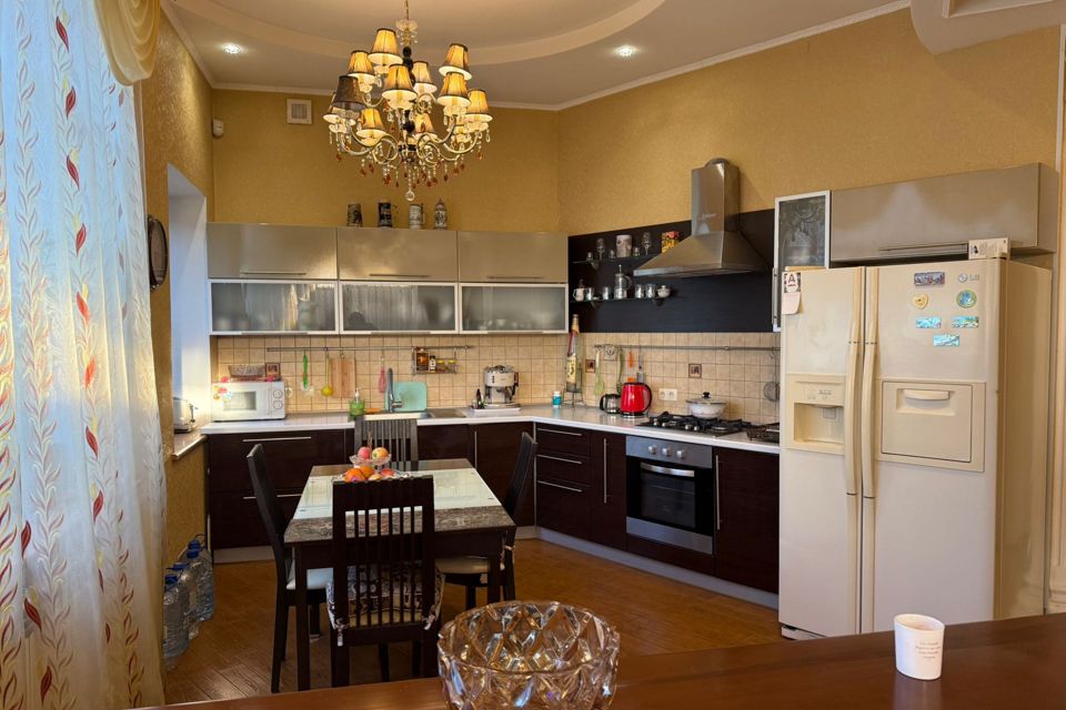 Продаётся 3-этажный дом, 245 м²