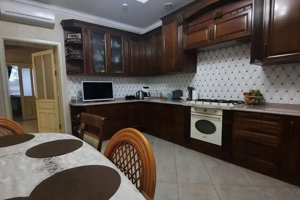 Продаётся 3-этажный дом, 560 м²