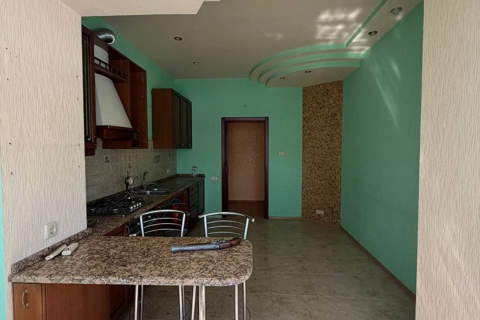 Продаётся 4-комнатная квартира, 180 м²