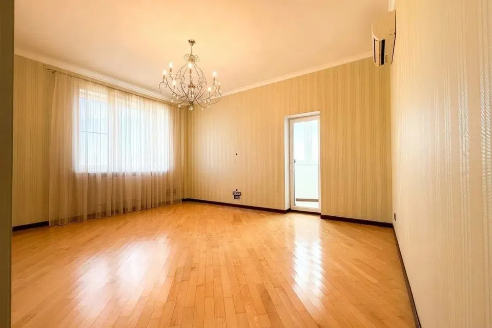 Продаётся 3-комнатная квартира, 145 м²