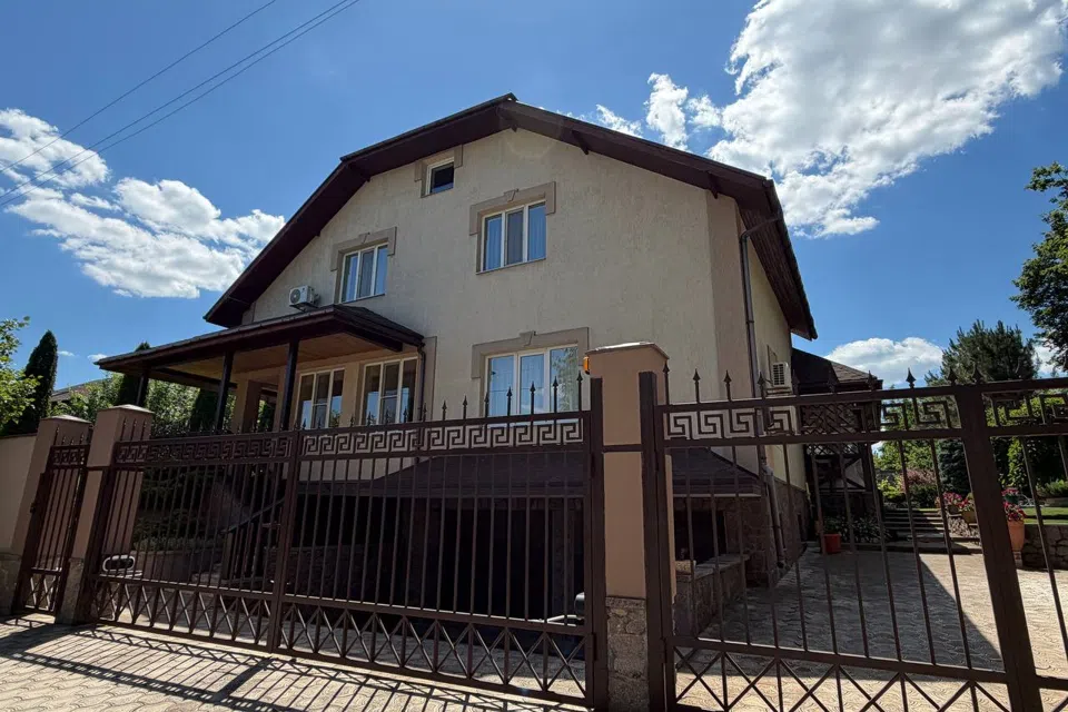 Продаётся 3-этажный дом, 450 м²