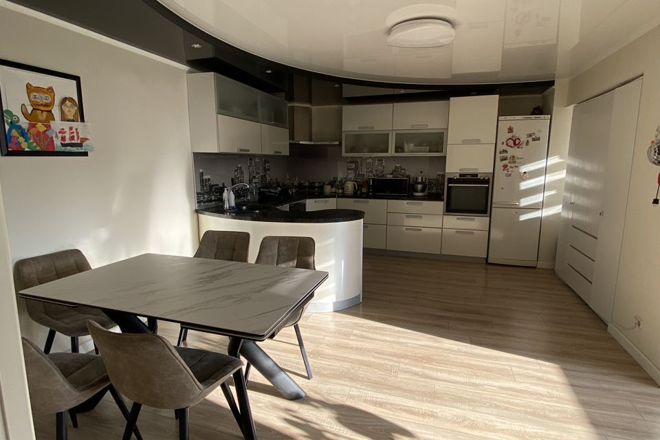 Продаётся 4-комнатная квартира, 117.9 м²