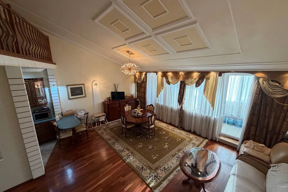 Продаётся 3-комнатная квартира, 130 м²