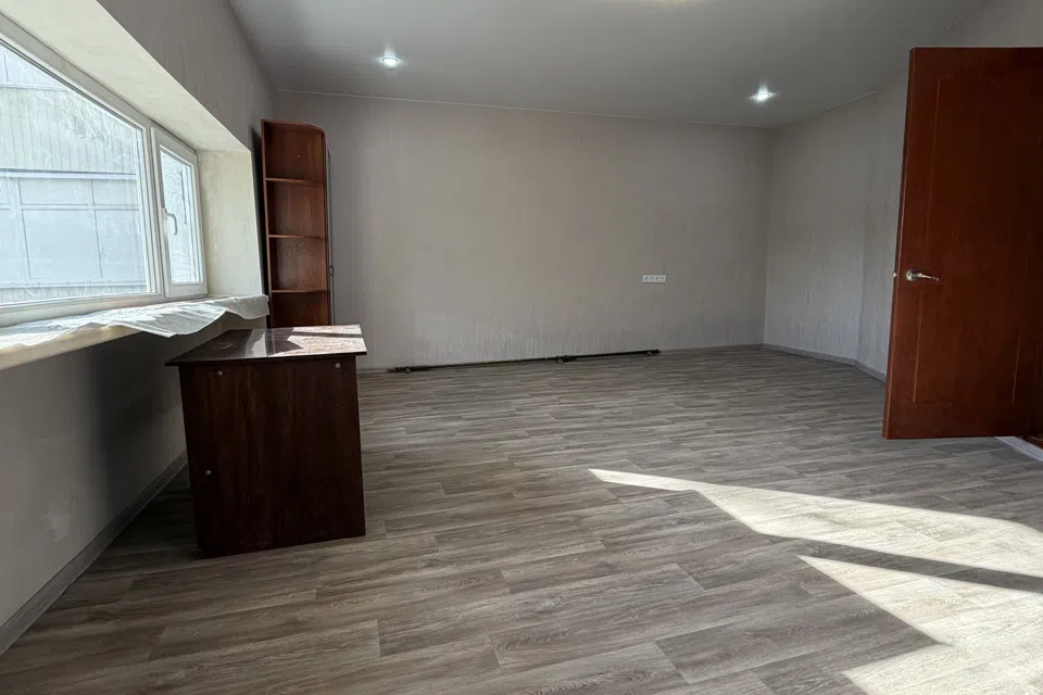 Продаётся 4-комнатная квартира, 90 м²