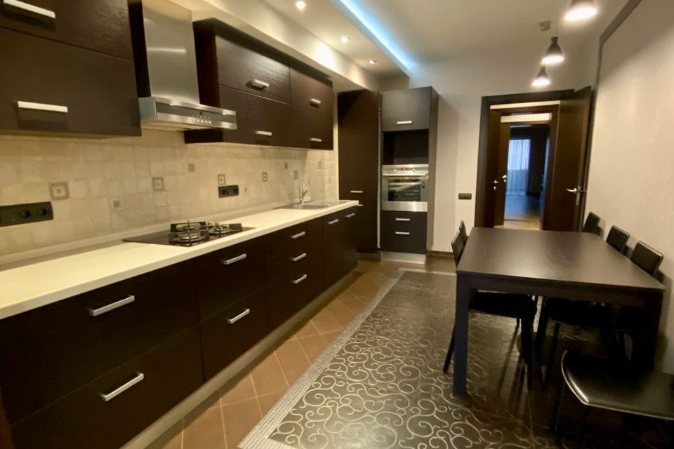 Продаётся 3-комнатная квартира, 130 м²