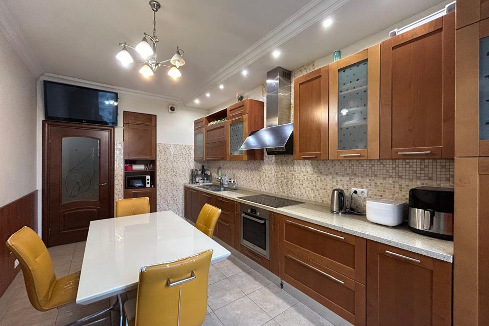 Продаётся 4-комнатная квартира, 125 м²