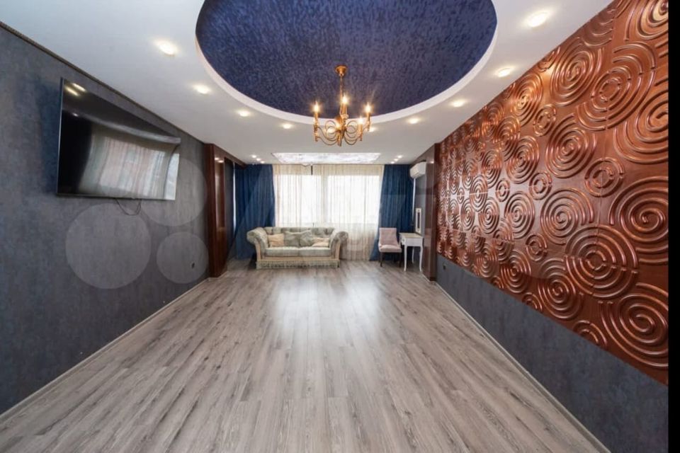 Продаётся 3-комнатная квартира, 210 м²