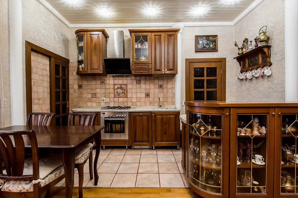 Продаётся 4-комнатная квартира, 179.9 м²