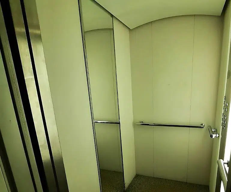 Продаётся 4-комнатная квартира, 292.9 м²
