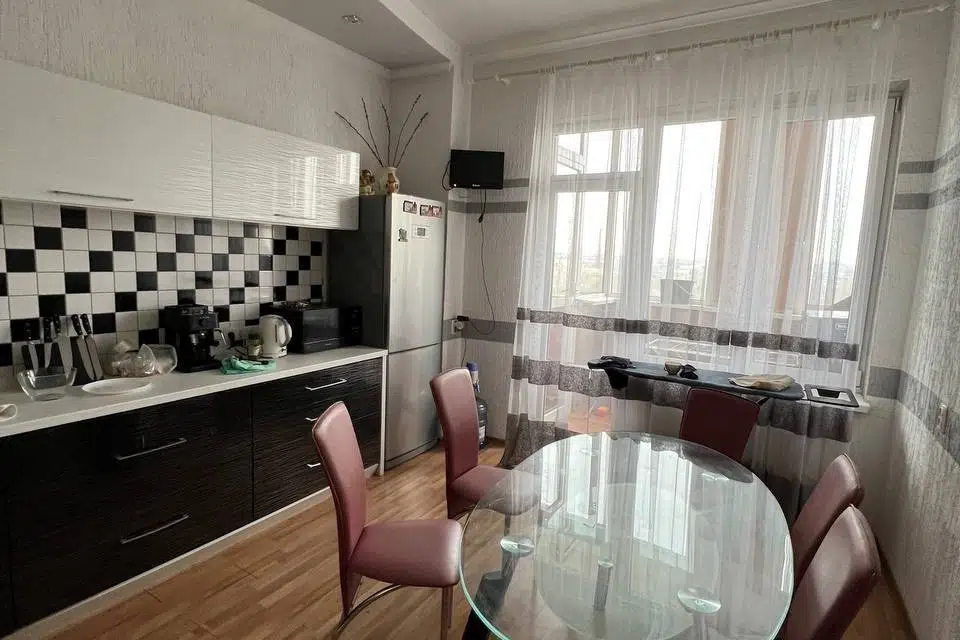Продаётся 1-комнатная квартира, 56 м²