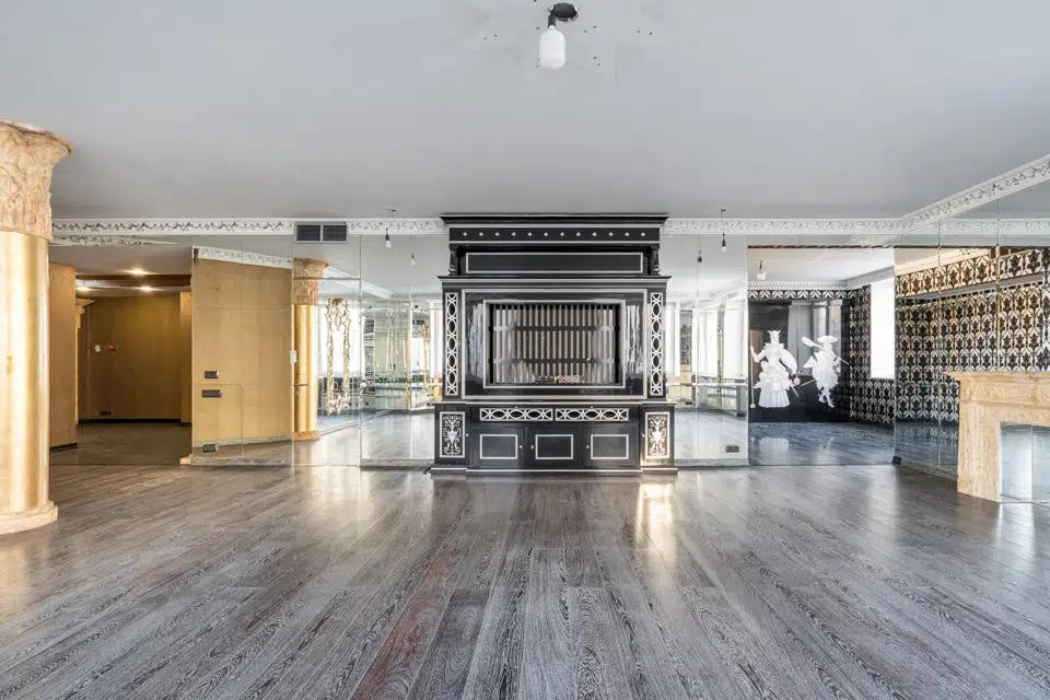 Продаётся 4-комнатная квартира, 210 м²
