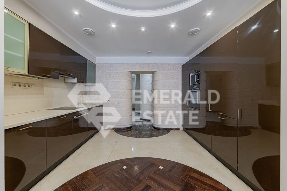 Продаётся 3-комнатная квартира, 166.8 м²