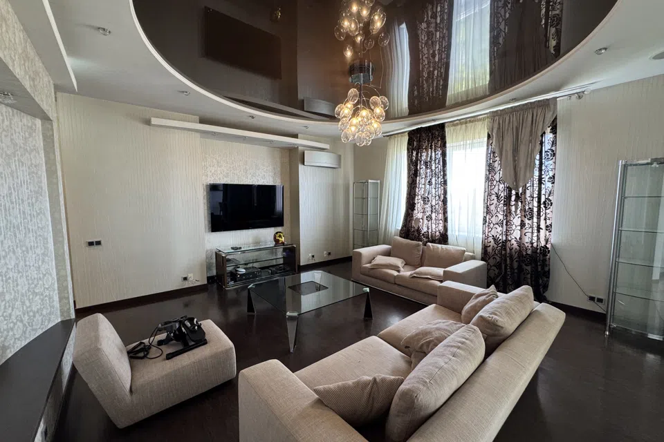 Продаётся 3-комнатная квартира, 140 м²
