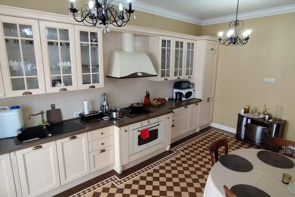 Продаётся 3-комнатная квартира, 162 м²