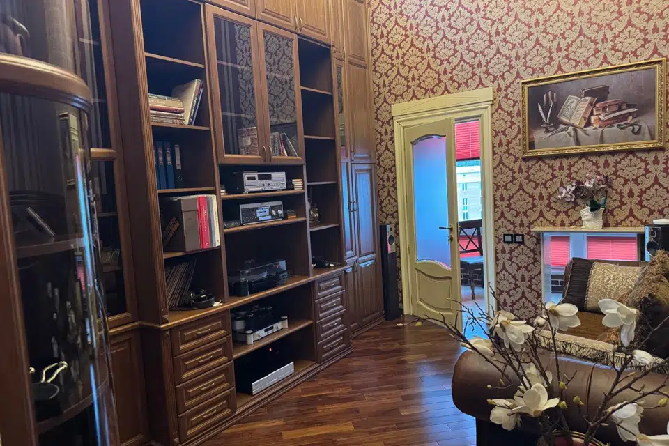 Продаётся 3-комнатная квартира, 166 м²