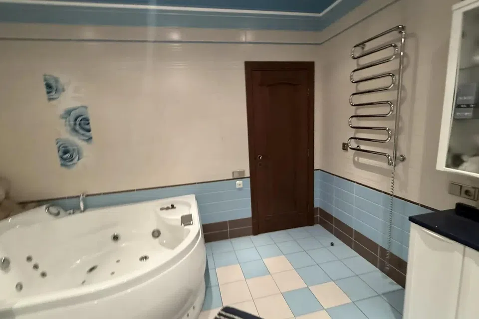 Продаётся 5-комнатная квартира, 200 м²