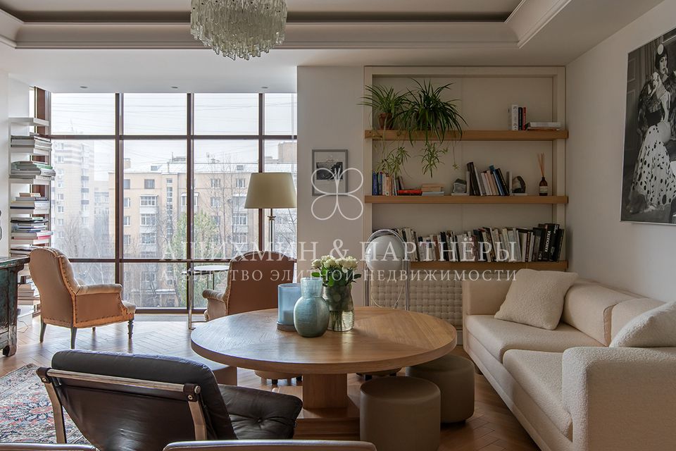 Продаётся 5-комнатная квартира, 192.7 м²