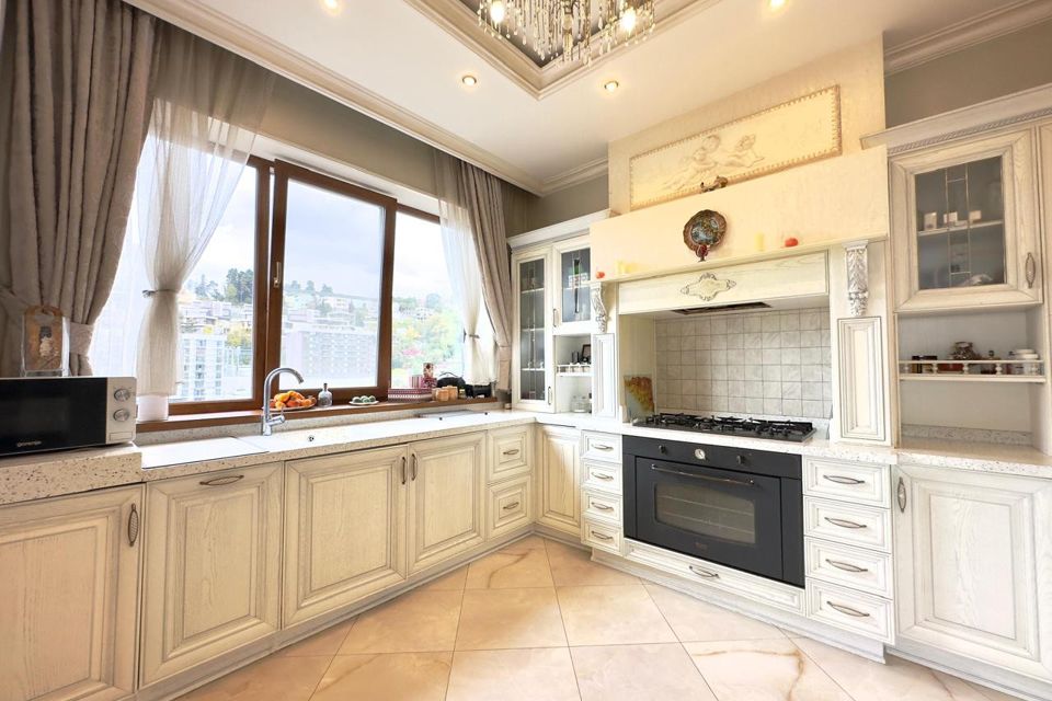 Продаётся 4-комнатная квартира, 182 м²