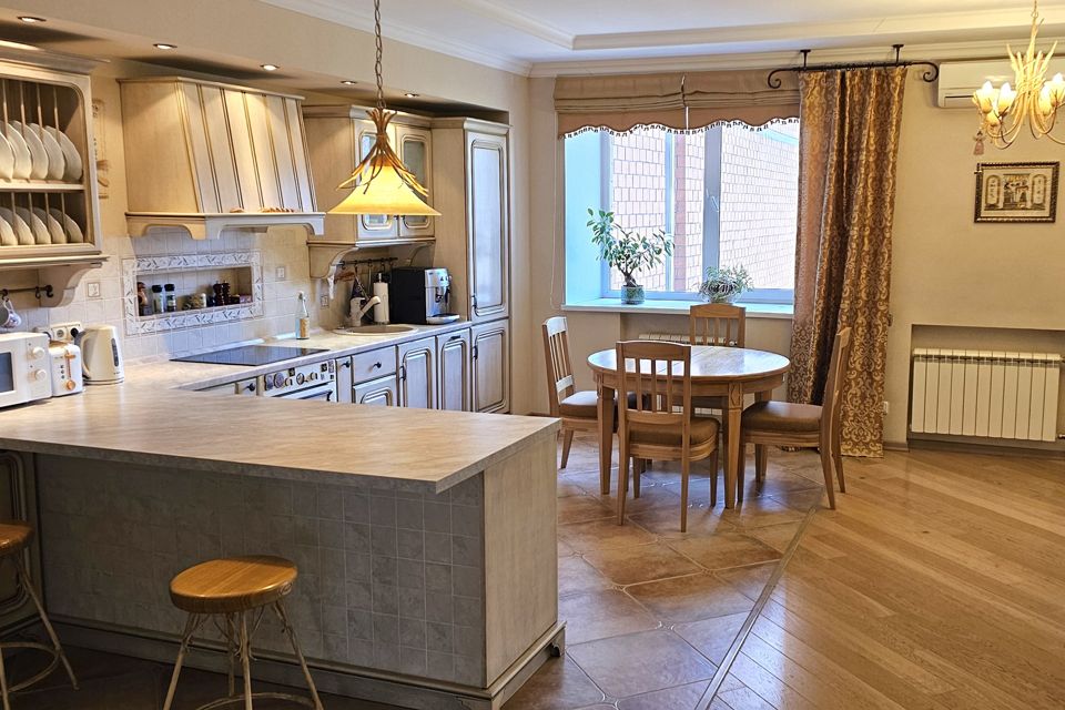 Продаётся 4-комнатная квартира, 195 м²