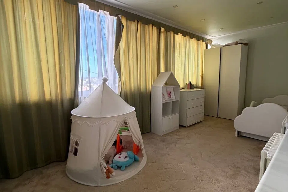 Продаётся 3-комнатная квартира, 130 м²