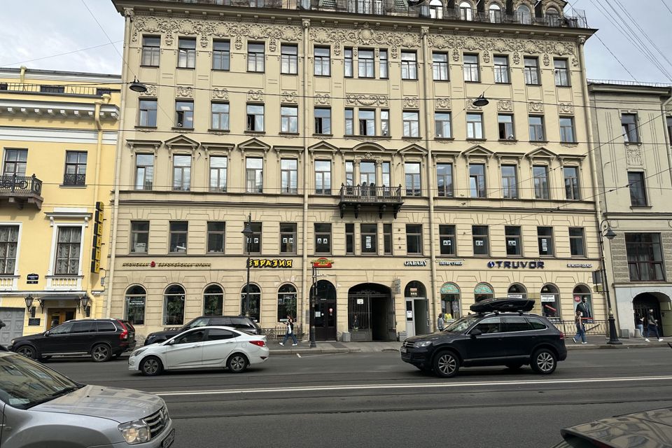 Продаётся 4-комнатная квартира, 159.6 м²