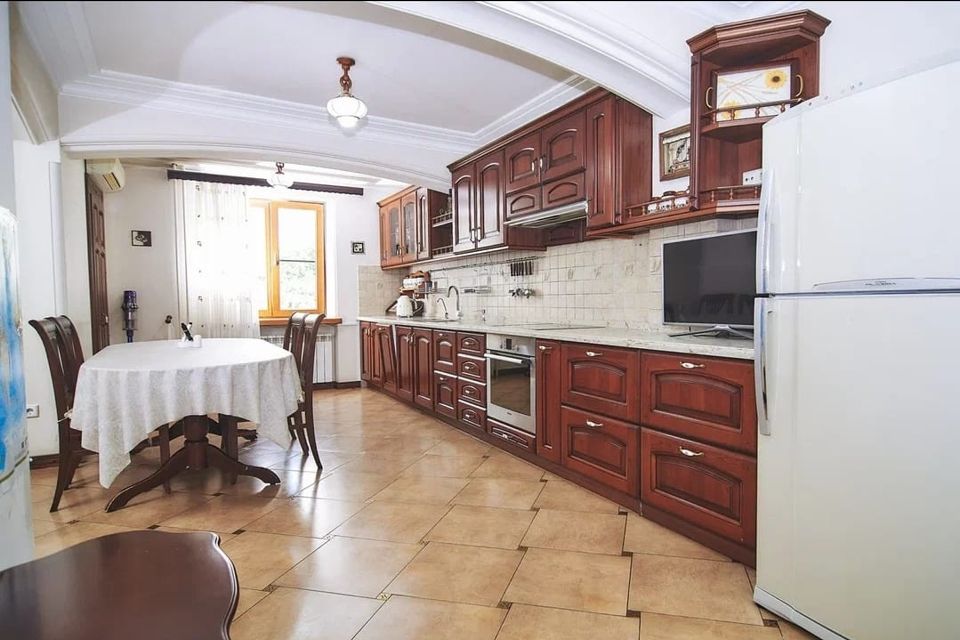 Продаётся 4-комнатная квартира, 138 м²