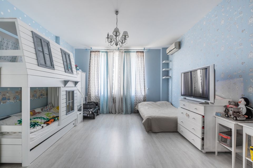 Продаётся 4-комнатная квартира, 145 м²