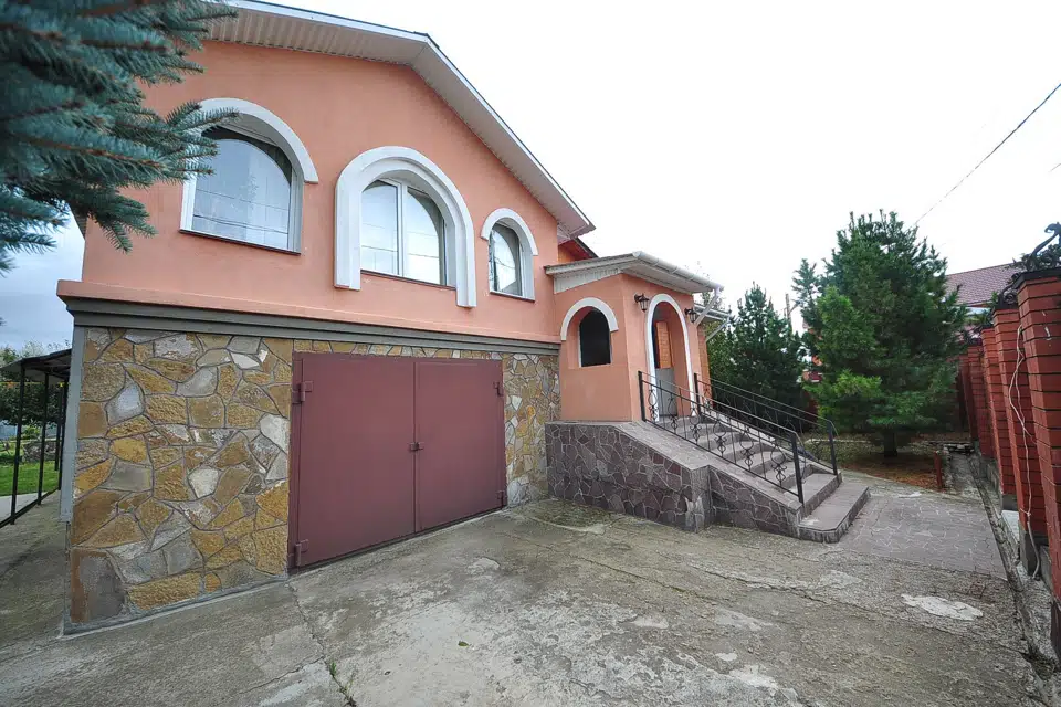 Продаётся 3-этажный дом, 298.4 м²