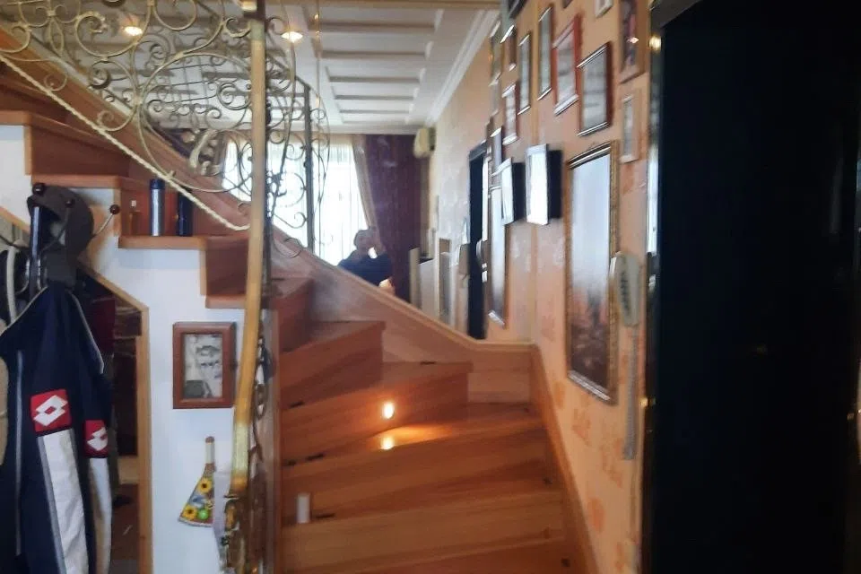 Продаётся 4-комнатная квартира, 196 м²