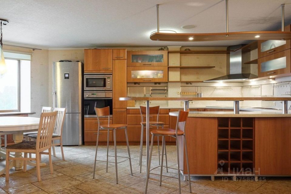 Продаётся 4-комнатная квартира, 134 м²
