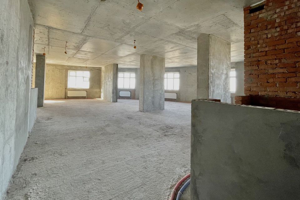 Продаётся 4-комнатная квартира, 236 м²