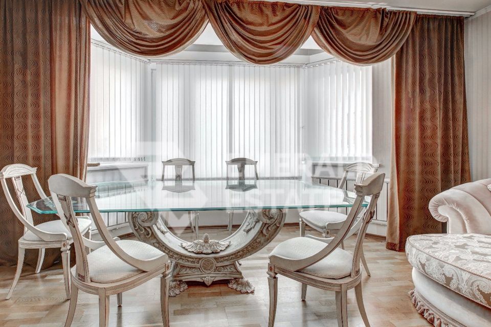 Продаётся 4-комнатная квартира, 218 м²