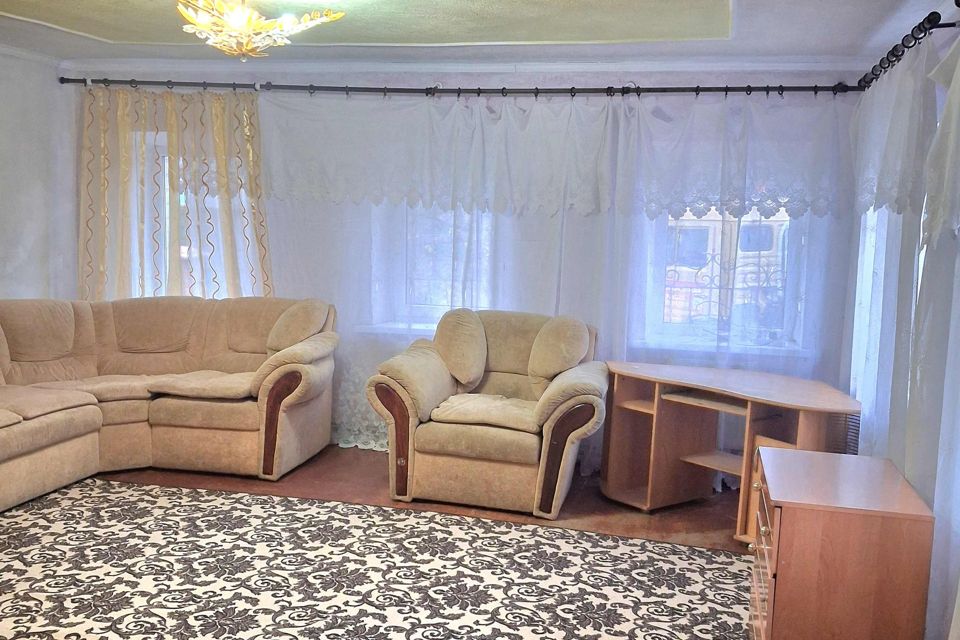 Сдаётся 2-этажный дом, 140 м²