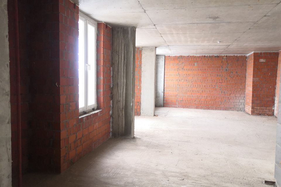 Продаётся 4-комнатная квартира, 180 м²