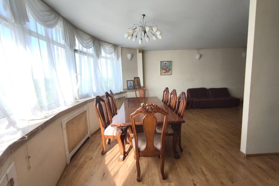 Продаётся 3-комнатная квартира, 107.7 м²
