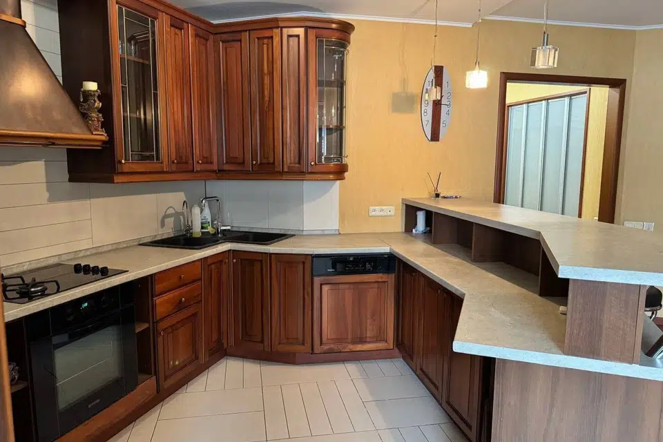 Продаётся 5-комнатная квартира, 215 м²