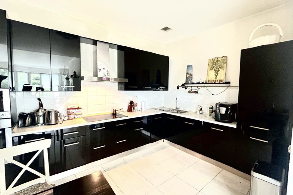 Продаётся 5-комнатная квартира, 280 м²