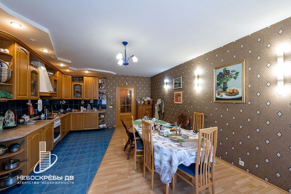 Продаётся 4-комнатная квартира, 196.4 м²