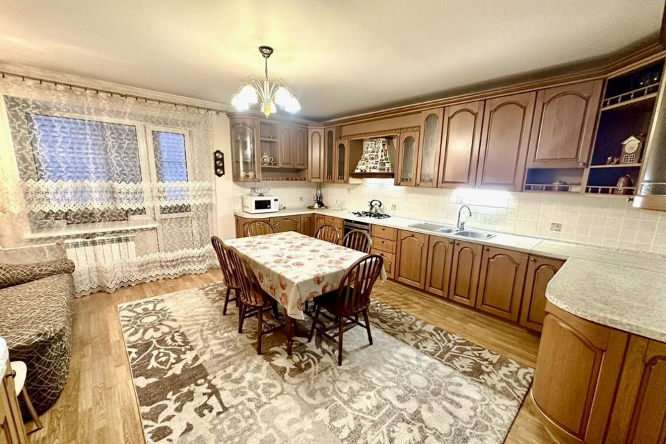 Сдаётся 4-комнатная квартира, 136 м²