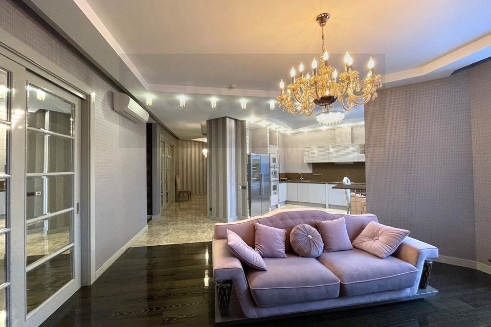 Продаётся 4-комнатная квартира, 135 м²