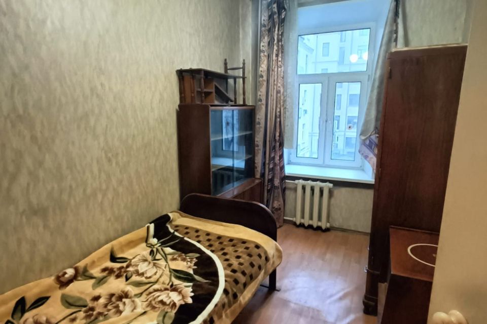 Продаётся 3 комнаты в 5-комн. квартире, 33.4 м²