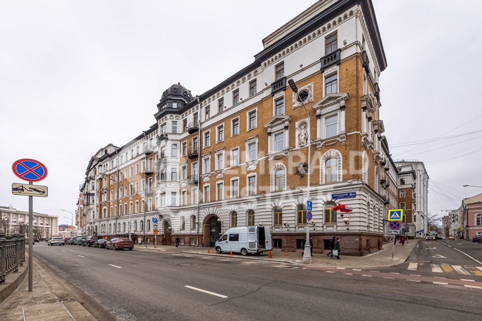 Продаётся 4-комнатная квартира, 300.6 м²